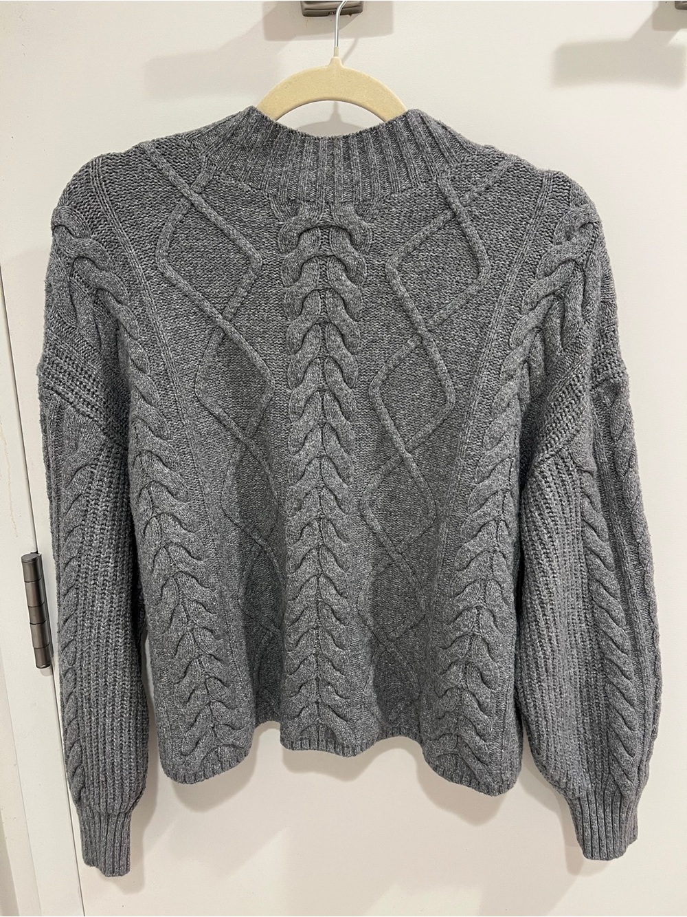 Grey knit sweater - L